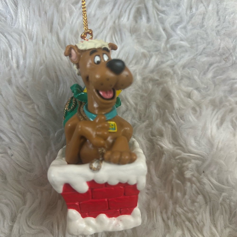 Scooby-Doo 1998 slidding fown the chimney Christmas Ornament - Brown and Red